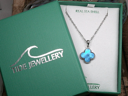 Mother of pearl shell blue Clover shape necklace